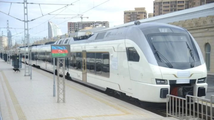 Azərbaycandan Gürcüstana gedən yük qatarında tüstülənmə olub