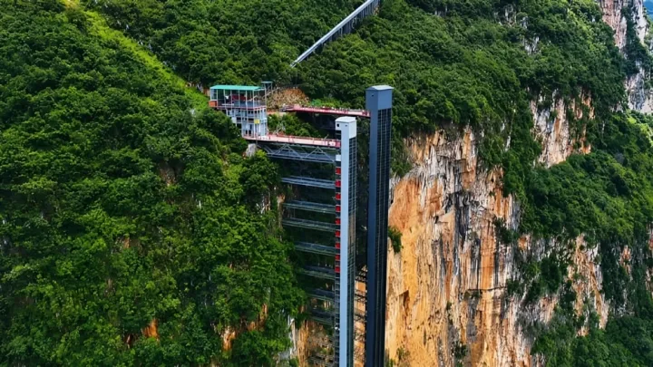 Uçurumda şagirdlər üçün 288 metrlik lift quraşdırdılar 