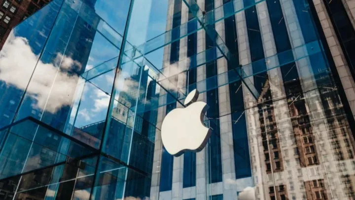 Məşhur sosial şəbəkədən "Apple"a qarşı məhkəmə iddiası