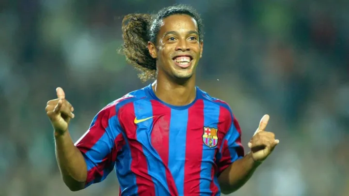 Ronaldinyo 11 il sonra peşəkar futbola qayıtdı 