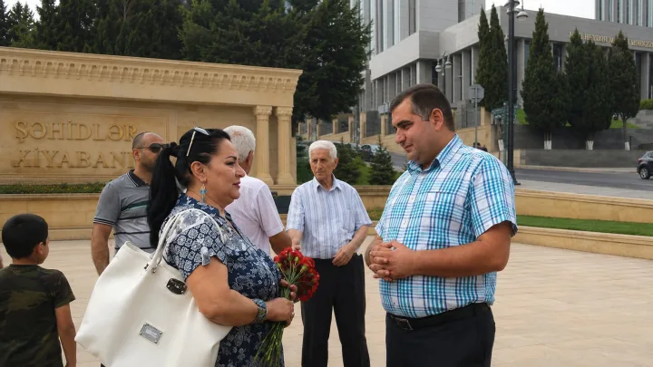 Əvvəl avqustun 23-də yas tuturduq, indi toya gedirik... 