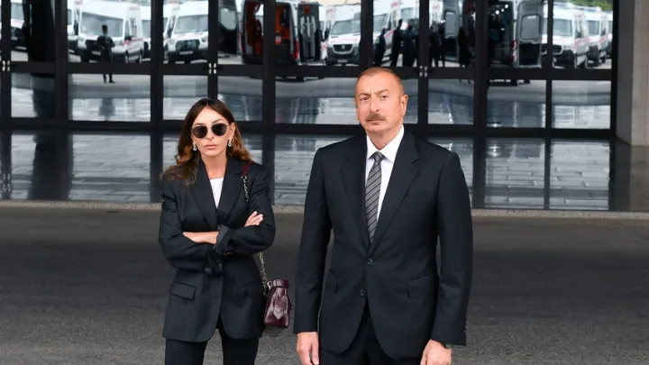 Prezident və birinci xanım Daşkənddə Heydər Əliyevin memorial kompleksinin önünə gül dəstələri qoyublar