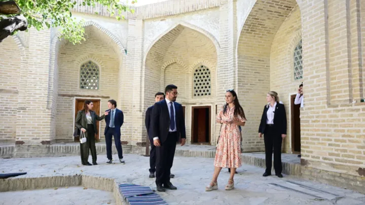 Leyla Əliyeva ilk Buxara Biennalesinin əsərləri ilə tanış oldu