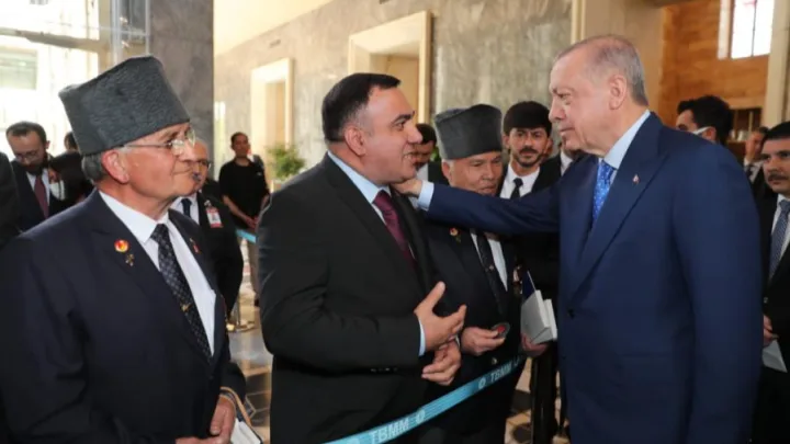 Bir qapı bağlananda min qapını döyən adam 
