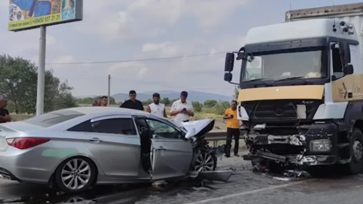 “Hyundai Sonata” yük maşınına çırpıldı -