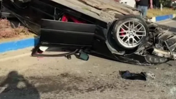 BMW üç avtomobilə çırpılaraq aşdı