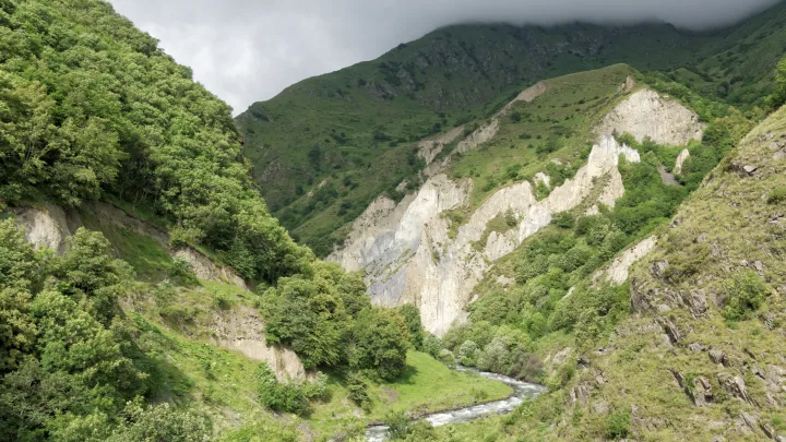 Gədəbəydə avtomobil körpüdən aşıb, xəsarət alanlar var