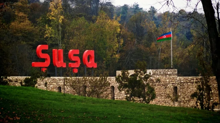 Şuşada turistlər qaya daşlarını yazdı - 