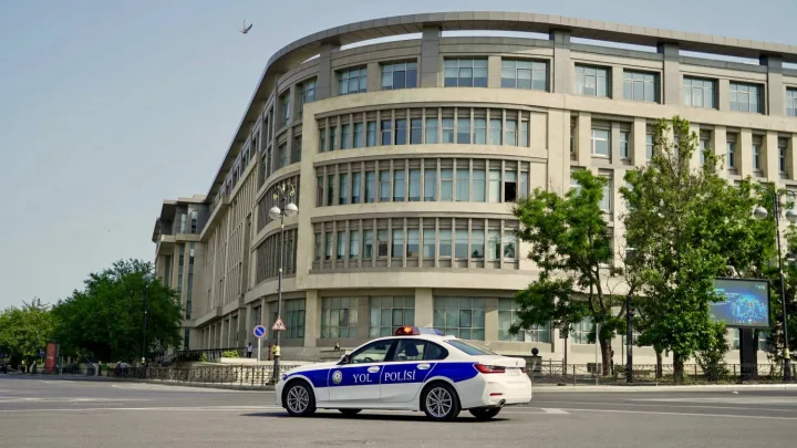 Yol polisi hava şəraiti ilə əlaqədar sürücülərə diqqətli olmağı tövsiyə etdi