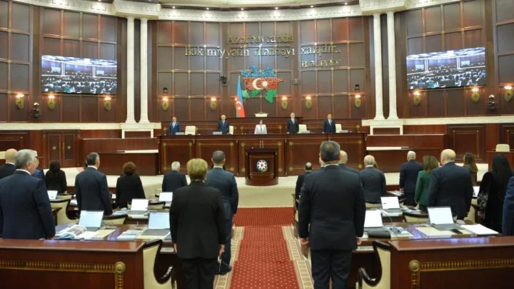 Deputatlar niyə tünd kostyum geyinir?