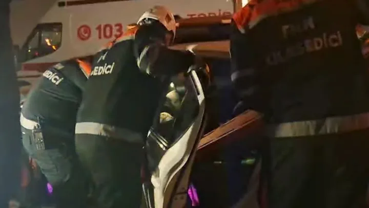 Avtomobildə sıxılı qalan kişi xilas olundu