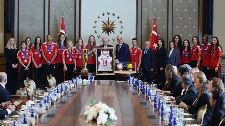Ərdoğan Avropa çempionları ilə görüşdü
