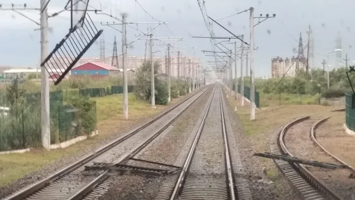 Zabratda güclü külək məhəccərləri relslərə aşırdı
