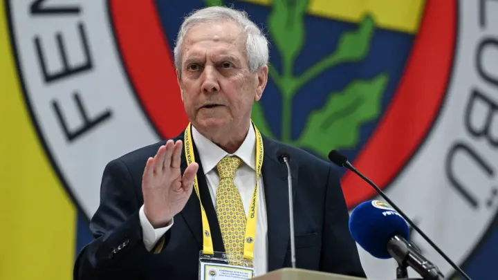 Aziz Yıldırım futbolçuları danladı