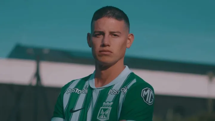 Kolumbiyalı ulduz futbolçu 18 ildən sonra ölkəsinə qayıtdı