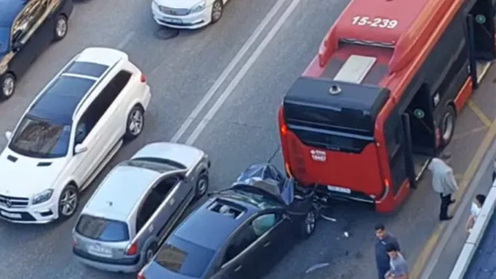 Bakıda maşın sərnişin  avtobusuna çırpıldı