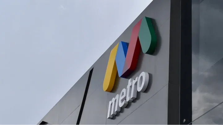 Bu metronun qarşısına asfalt çəkilir