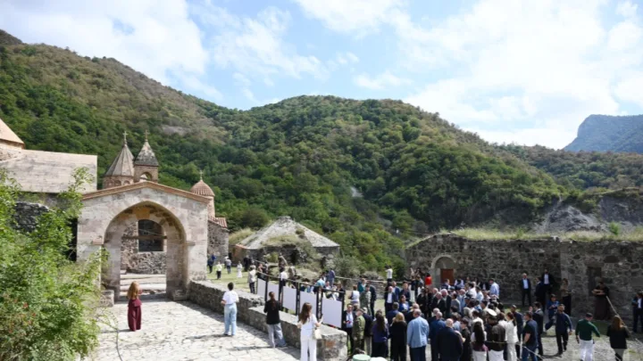 Diplomatlar Kəlbəcərdə Xudavəng monastır kompleksində -