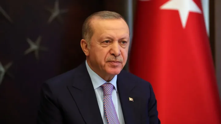 Ərdoğan rəqiblərini şam kimi "əridir" 