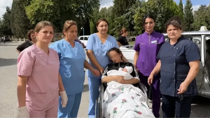 Bərdədə hamilə qadın xəstəxananın həyətində doğuş etdi
