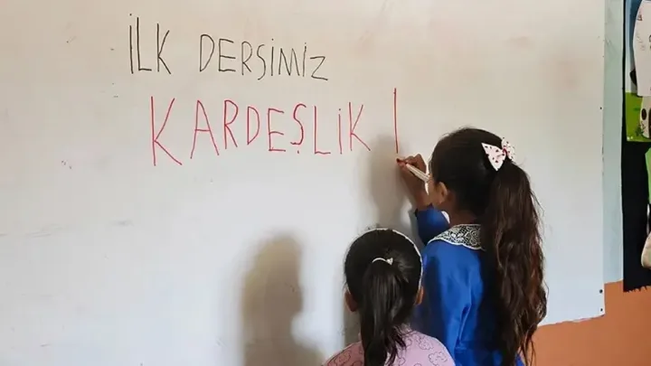 Bu məktəbdə 1 şagird vardı, biri də gəldi