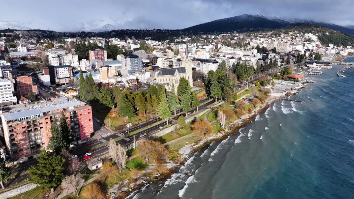 Bu şəhərdə turistlərə pulsuz yemək və ev verilir