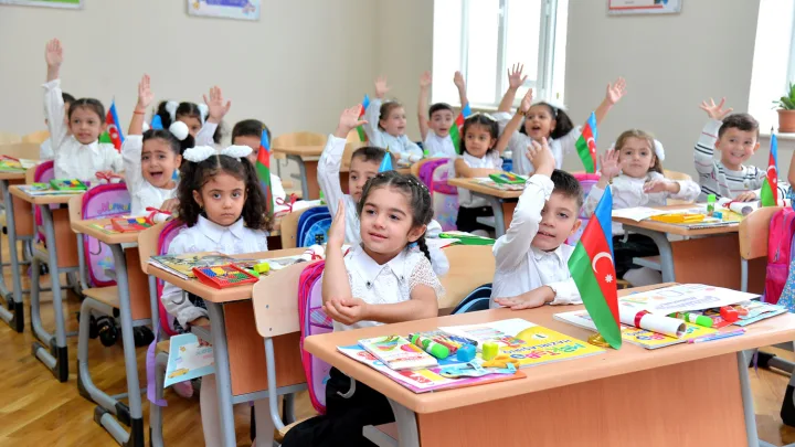 Məktəblərdə dərs vaxtı dəyişir? -