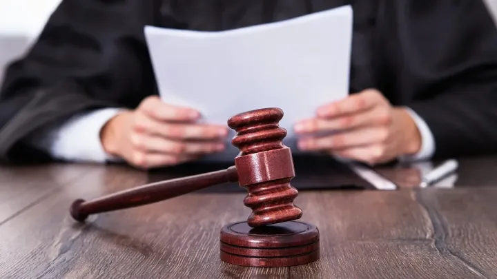 Yardımlı İcra Hakimiyyətinin iki əməkdaşının həbs müddəti uzadıldı