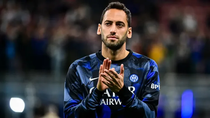 Hakan Çalhanoğlu imza atır - 