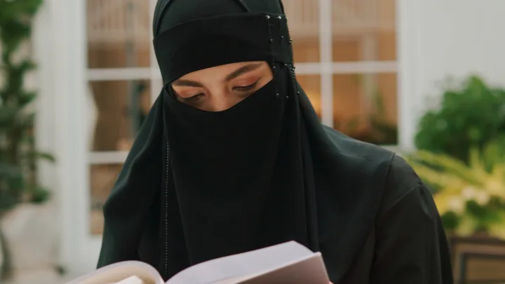 Bu ölkədə məktəblərdə niqab qadağan edilir
