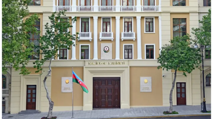 Nazirlər Kabineti şagirdlərin geyim formasını təsdiqlədi