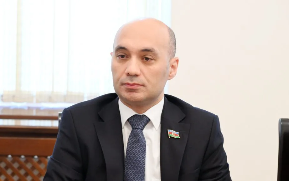 Bu deputatın 5, digərlərinin 3 diplomu var - 