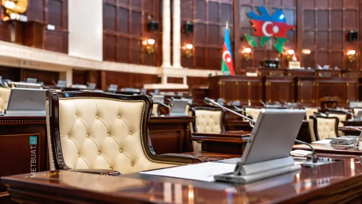 Bu deputatın 5, digərlərinin 3 diplomu var - 