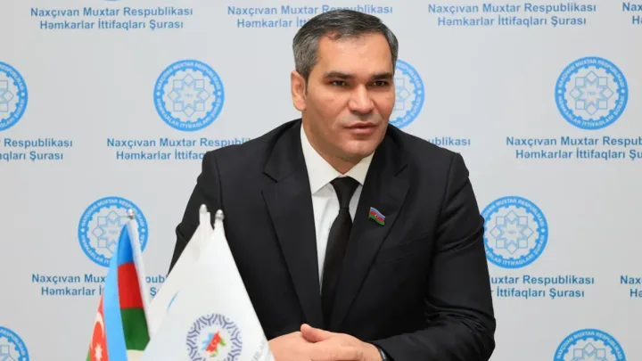 Mülkləri ilə gündəm olan məmur istefa verdi