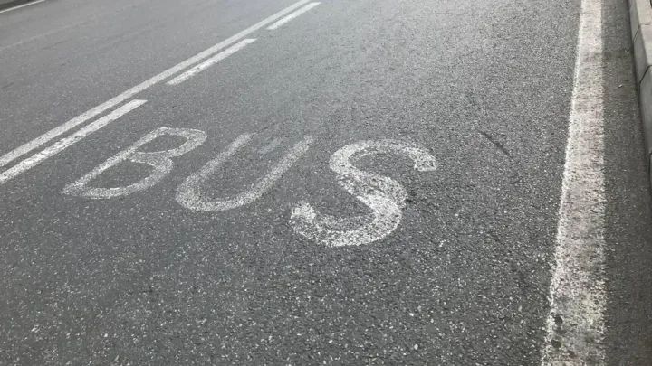 Bu yolda yeni avtobus zolağı yaradıldı