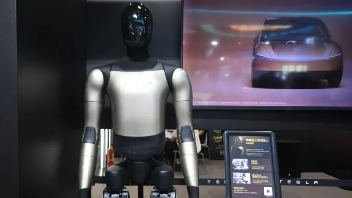 “Tesla” robot istehsalını artırmaqda çətinlik çəkir