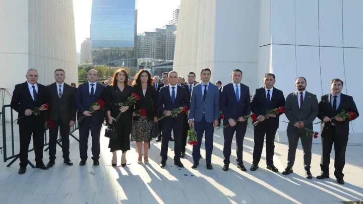 Veysəloğlu Şirkətlər Qrupunun rəhbərliyi Zəfər parkını ziyarət etdi - 