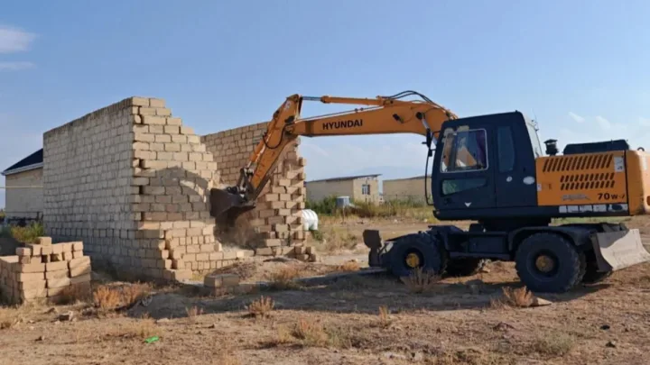 Göygöldə qanunsuz tikili söküldü -