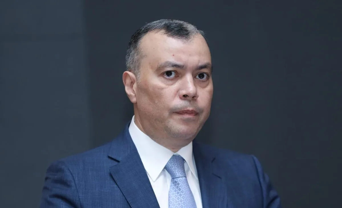 Məmur olmadan əvvəl hansı vəzifələri tutublar? -