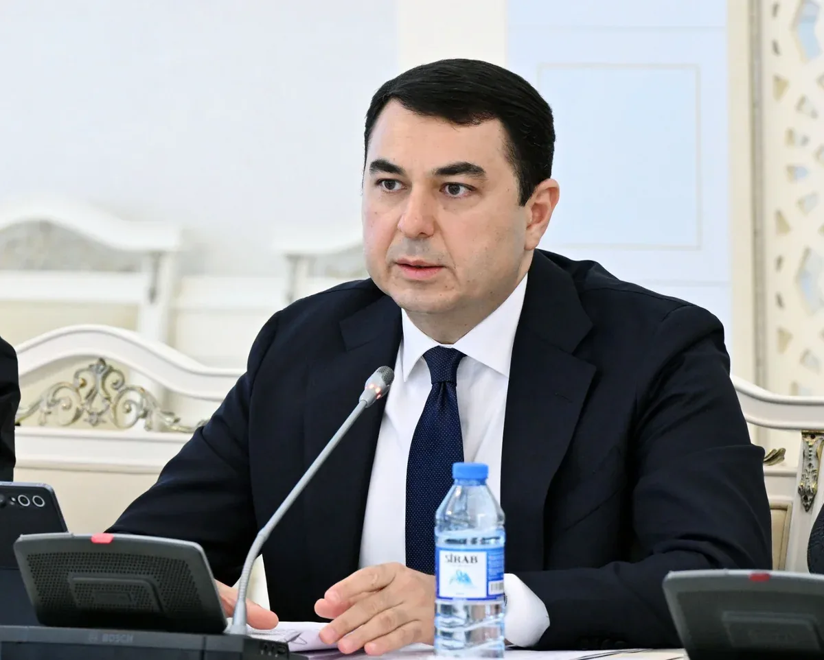 Məmur olmadan əvvəl hansı vəzifələri tutublar? -