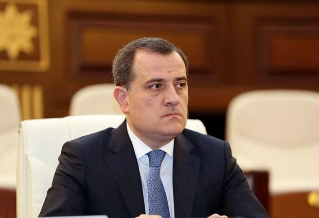 Məmur olmadan əvvəl hansı vəzifələri tutublar? -