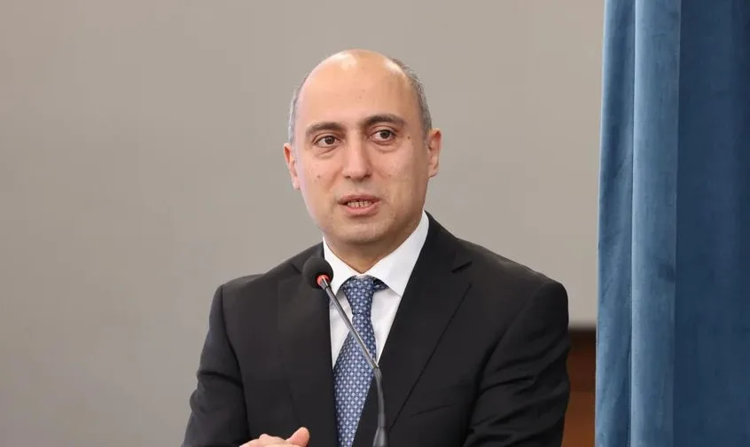 Məmur olmadan əvvəl hansı vəzifələri tutublar? -