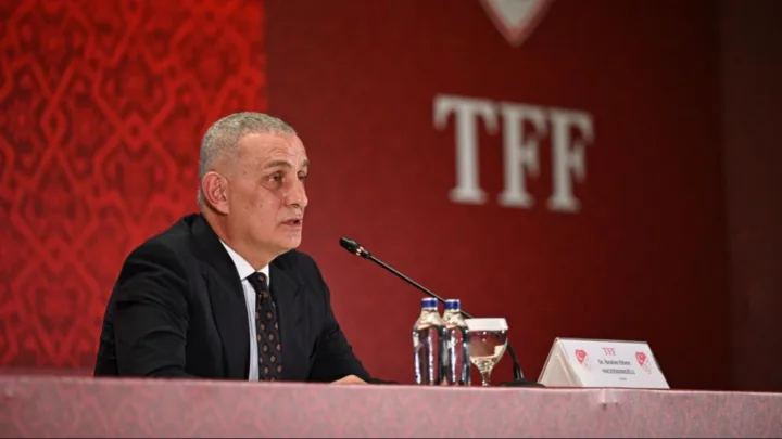 Türk azarkeşlər federasiya prezidentini stadiondan qovdu - 