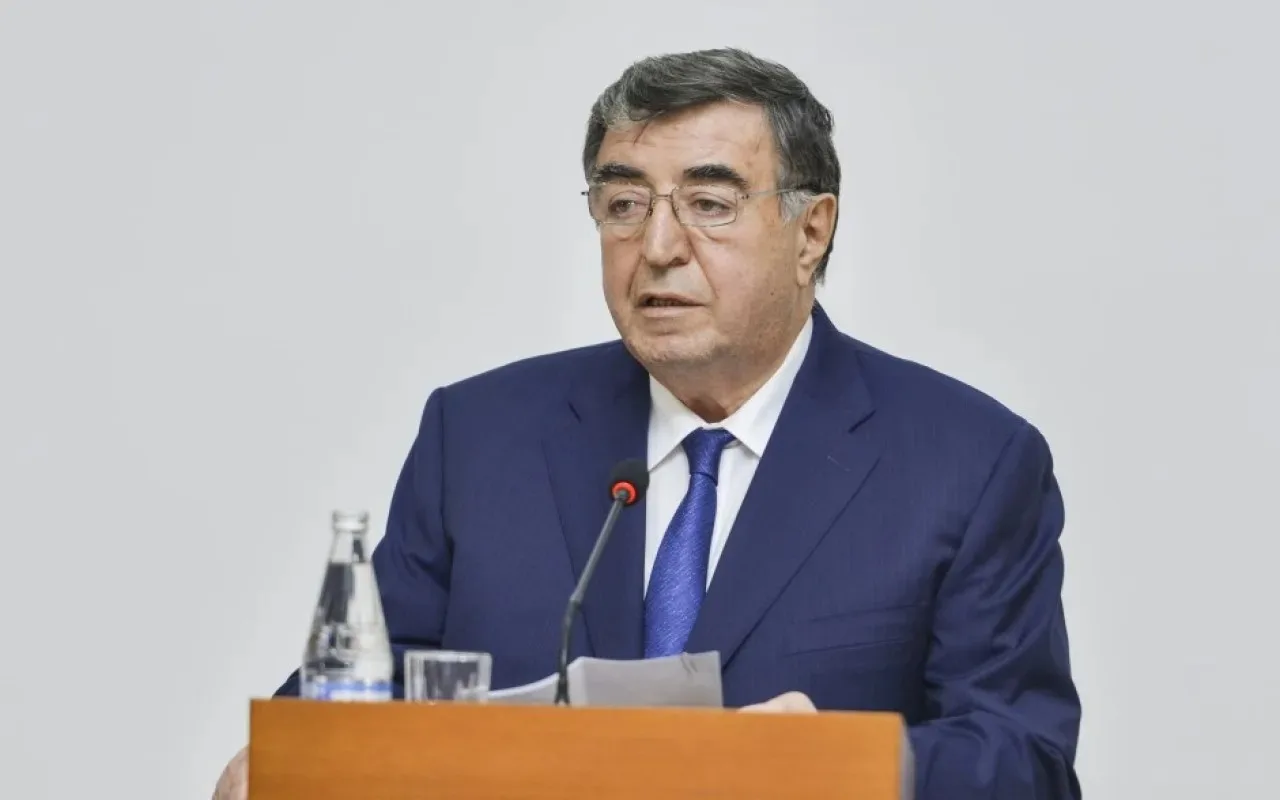 49 il məsul vəzifələrdə çalışıb, indi köməkçidir -