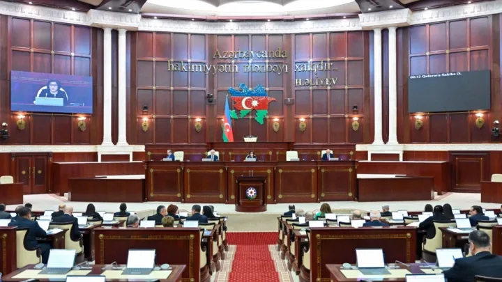 Parlament bir sıra qanunlarda dəyişikliklər etdi 