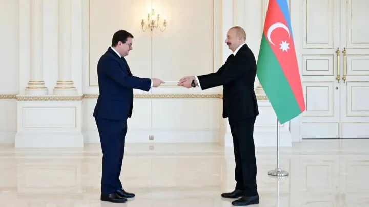 Ettienn Berxtold etimadnaməsini təqdim edib