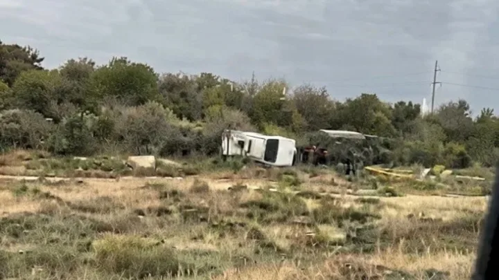 Qaradağda əsgərləri daşıyan avtobus aşdı -