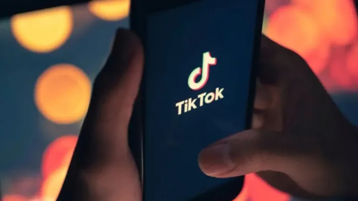 Canlı yayımda söyüş söyən "tiktoker"lər həbs olundu