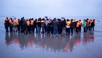 Miqrantları daşıyan gəmi batdı, 100-dən çox adam öldü