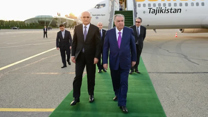 Emoməli Rəhmon Azərbaycana gəldi 